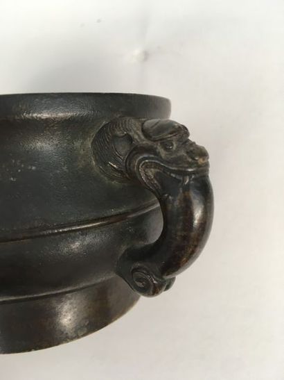 null Petit vase rituel à anses de forme ronde en bronze patiné , au revers cachet...