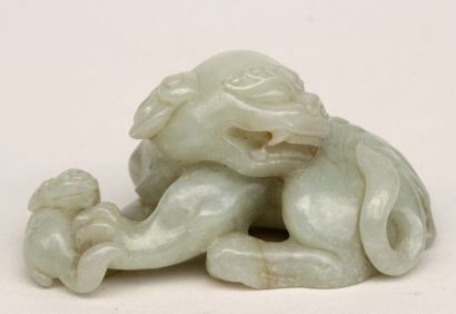 null Petite SCULPTURE en jade représentant une mère qilin avec son petit. Chine,...
