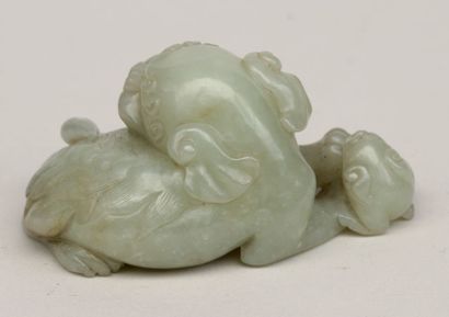 null Petite SCULPTURE en jade représentant une mère qilin avec son petit. Chine,...