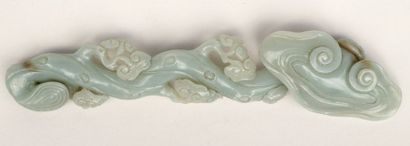 null Sceptre ruyi en jade céladon en forme de champignon de longévité lingzhi. Chine,...