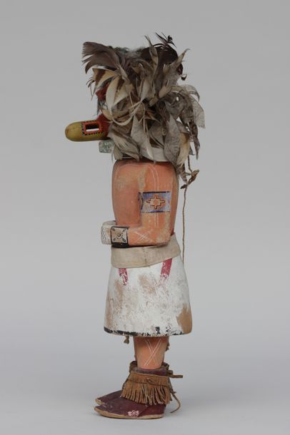 null Poupée Kachina en bois polychrome et plumes, Ancienne collection Bigorne
Haut:...