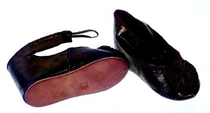 null Très belle paire de souliers anciens en cuir mordoré de taille 11, signés C.P...