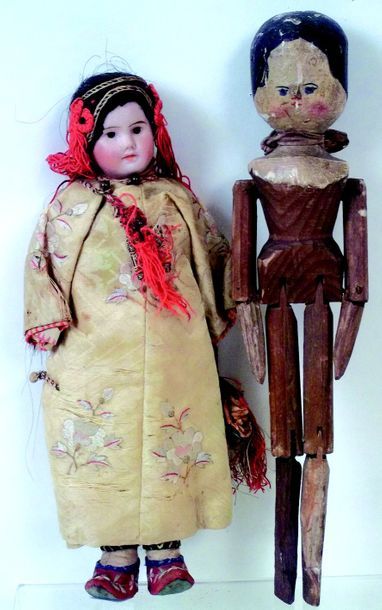 null Deux poupées, dont une avec tête SFBJ en biscuit, moule 60 à visage peint, corps...