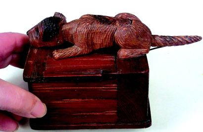 null Art Populaire. Originale boîte en bois surmontée d'un chien en bois sculpté...