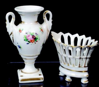 null Un vase de style Empire (11 5 cm) à décor de fleurs + une corbeille à fruit...