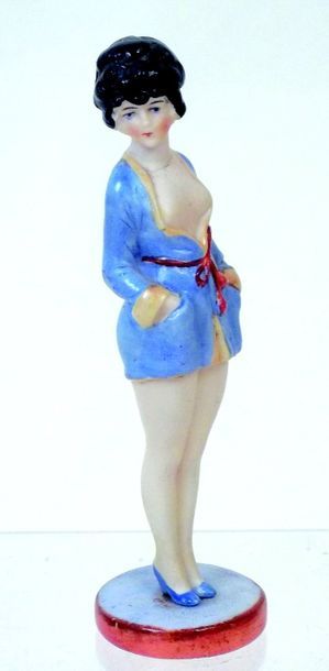 null Petite figurine de 14,5cm de hauteur, en porcelaine, imitation allemande de...