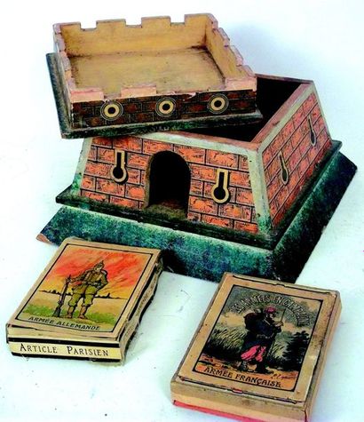 null Fort en bois avec décor en papier peint et deux boîtes de soldats en carton...