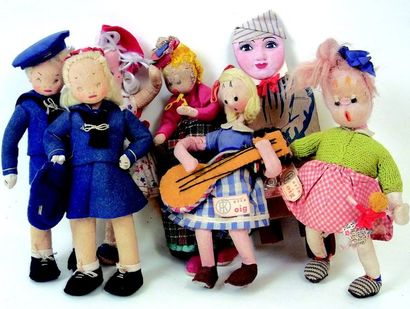 null 6 poupées en tissu caricaturales Aria ROIG et un meunier en bois et tissu. H...