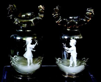 null Deux vases en verre colorés et sujets garçon et fille en relief. H 14 cm. (...