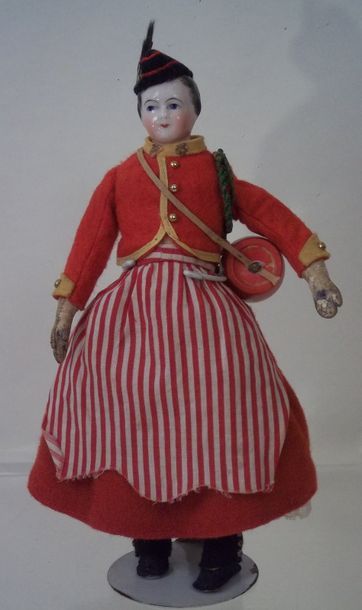null -« Cantinière » petite poupée parisienne avec tête en porcelaine. Visage modelé...
