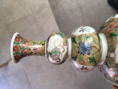 null VASE en porcelaine de forme gourde à décor d'animaux fleurs et objets, Chine
Haut....