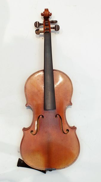 null VIOLON, 3/4 avec étiquette copie de Stradivarius 33 cm long totale : 55 cm

avec...