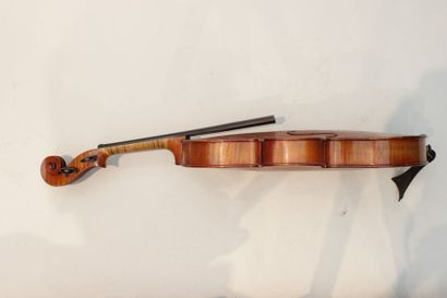 null VIOLON, 3/4 avec étiquette copie de Stradivarius 33 cm long totale : 55 cm

avec...