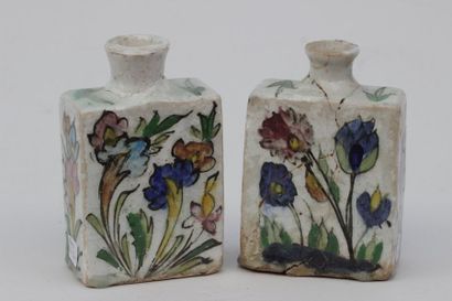null Deux FLACONS bouteilles en céramique à décor floral isnique (accidentés)
 