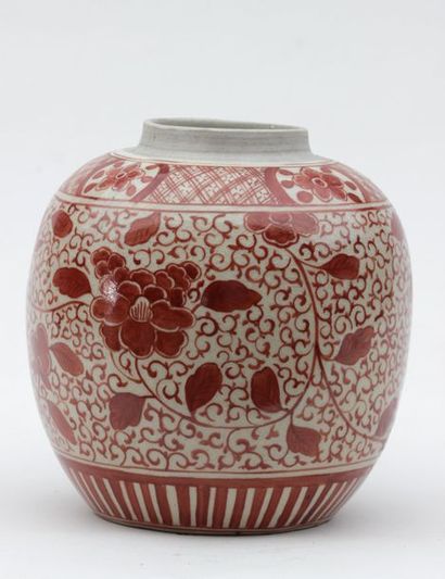 null Vase en porcelaine de forme boule à décor de fleurs et rinceaux ocre, marque...