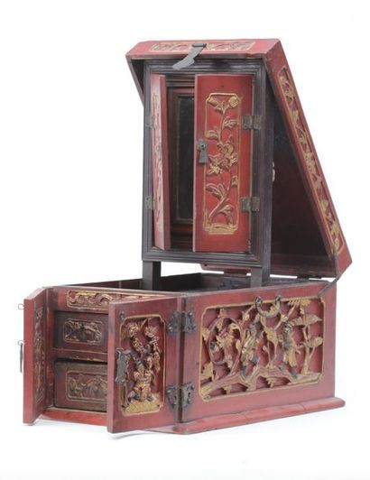 null Coffret de maquillage en bois sculpté et laqué, Chine vers 1900 (petits cou...