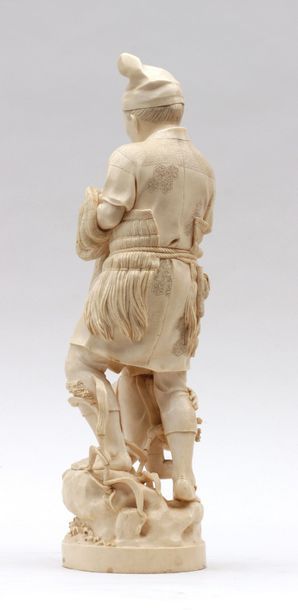 null Grand OKIMONO représentant un pêcheur et son enfant, il porte un filet sur le...