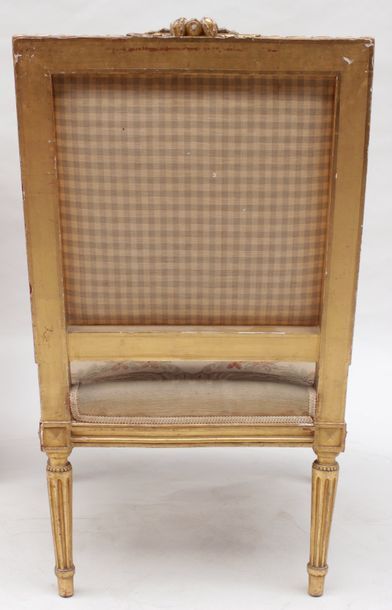 null Ensemble SALON comprenant un canapé et quatre fauteuils en bois sculpté et doré...