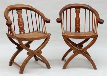 null Ensemble de quatre fauteuils en bois à pietement curule , dossier ajouré, décor...