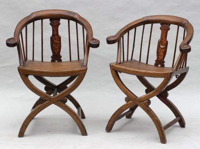 null Ensemble de quatre fauteuils en bois à pietement curule , dossier ajouré, décor...