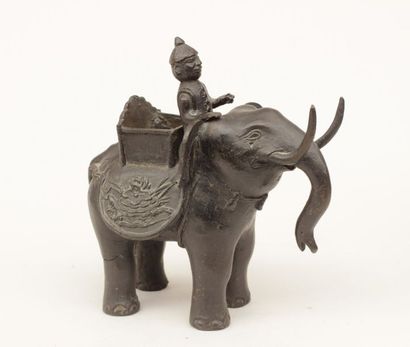 null Elephant en bronze patiné avec son cornac, Asie, XXe siècle (fente au bronze...