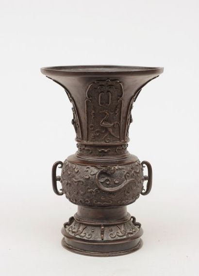 null Vase libatoire en bronze à décor de hérons, Chine

19,5 cm