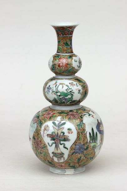 null VASE en porcelaine de forme gourde à décor d'animaux fleurs et objets, Chine
Haut....