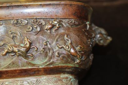 null COUPE rectangulaire sur socle amovible en bronze patiné brun à motif d'animaux,...