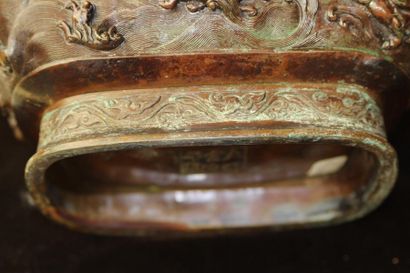 null COUPE rectangulaire sur socle amovible en bronze patiné brun à motif d'animaux,...