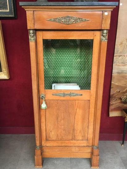 null Vitrine étroite en bois clairs ouvrant par une porte vitrée, montants a têtes...