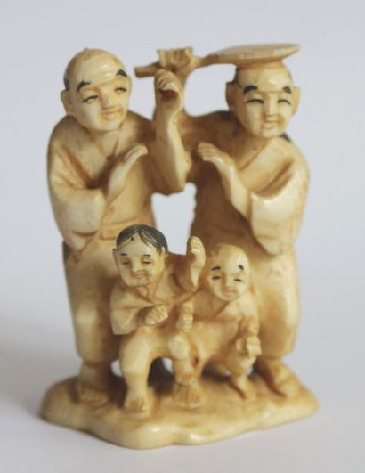 null NETSUKE en ivoire représentant deux hommes et deux enfants dansant, signé. Japon,...