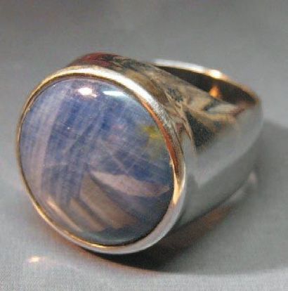 null BAGUE CHEVALIÈRE D'HOMME en or gris, sertie d'un saphir rond taillé en cabochon....