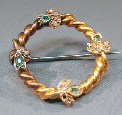 null BROCHE COURONNE en or jaune torsadé, sertie de diamants taillés en roses et...