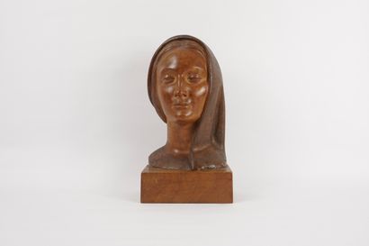 null Mateu. Sculpture en bois représentant un visage de jeune femme. H 33cm