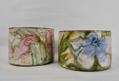 null 2 caches pots en céramique décor de fleurs roses et bleus, signé, H 15,5 x D...