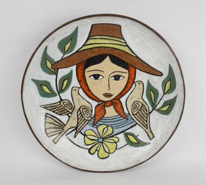 null Manoy Yvette (1920-2020) Grand plat rond portrait d'une jeune femme au chapeau...