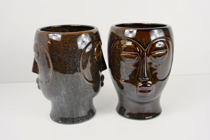 null 2 cache-pots "Ethnique" en céramique brune représentant deux visages recto-verso....