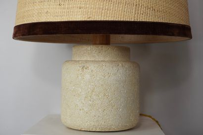 null Anonyme 1970. Lampe cylindrique en pierre reconstituée blanche. H 18,5cm