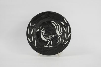 null Pirotte André (né en 1927) Assiette en céramique fond noir décor d'oiseau, signé...