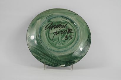 null Pirotte André (né en 1927) Assiette en céramique fond vert décor d'oiseau, signé...