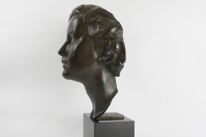 null Dupont Louis (1896-1967) Sculpture en bronze "Tête de femme", signée, H 30 x...