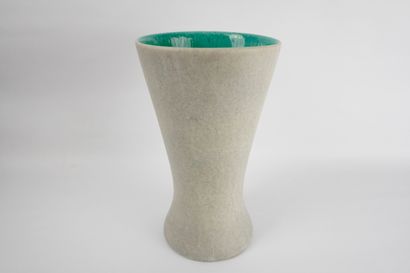 null Anonyme 1960. Vase en céramique émaillée forme diabolo, blanc intérieur vert....