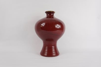 null Anonyme Vase. Vase pansu en céramique émaillée rouge sang de bœuf. H 38cm
