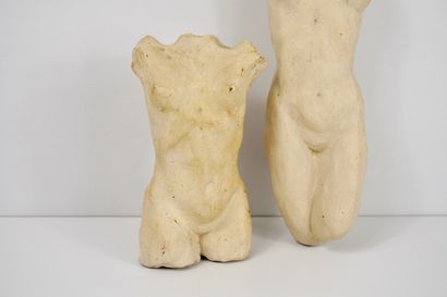 null Odghe P.2 petites sculptures en terre cuite blanche, bustes féminins, datées...