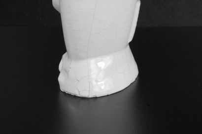 null Corina Sandra. Vase en céramique émaillée, blanc craquelé en forme de tête de...