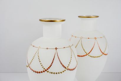 null Paire de vases en opaline blanche décorée de guirlandes. H 32,5 x D 16cm