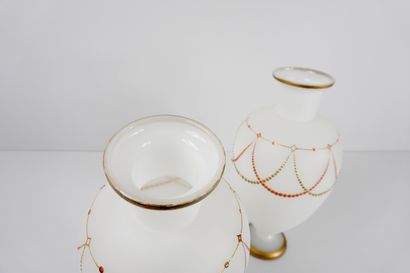 null Paire de vases en opaline blanche décorée de guirlandes. H 32,5 x D 16cm