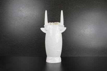 null Corina Sandra. Vase en céramique émaillée, blanc craquelé en forme de tête de...