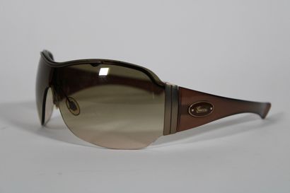 null GUCCI
Pair of sunglasses.
In box.