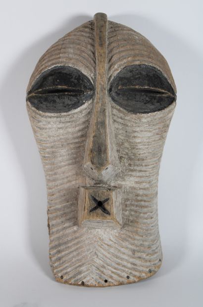 null Songye mask, Republic of Congo.
Wood and white pigment.
Height: 40 cm